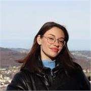 Ragazza impartisce lezioni private a bambini e ragazzi di ogni età per recuperare o migliorare le proprie prestazioni in inglese